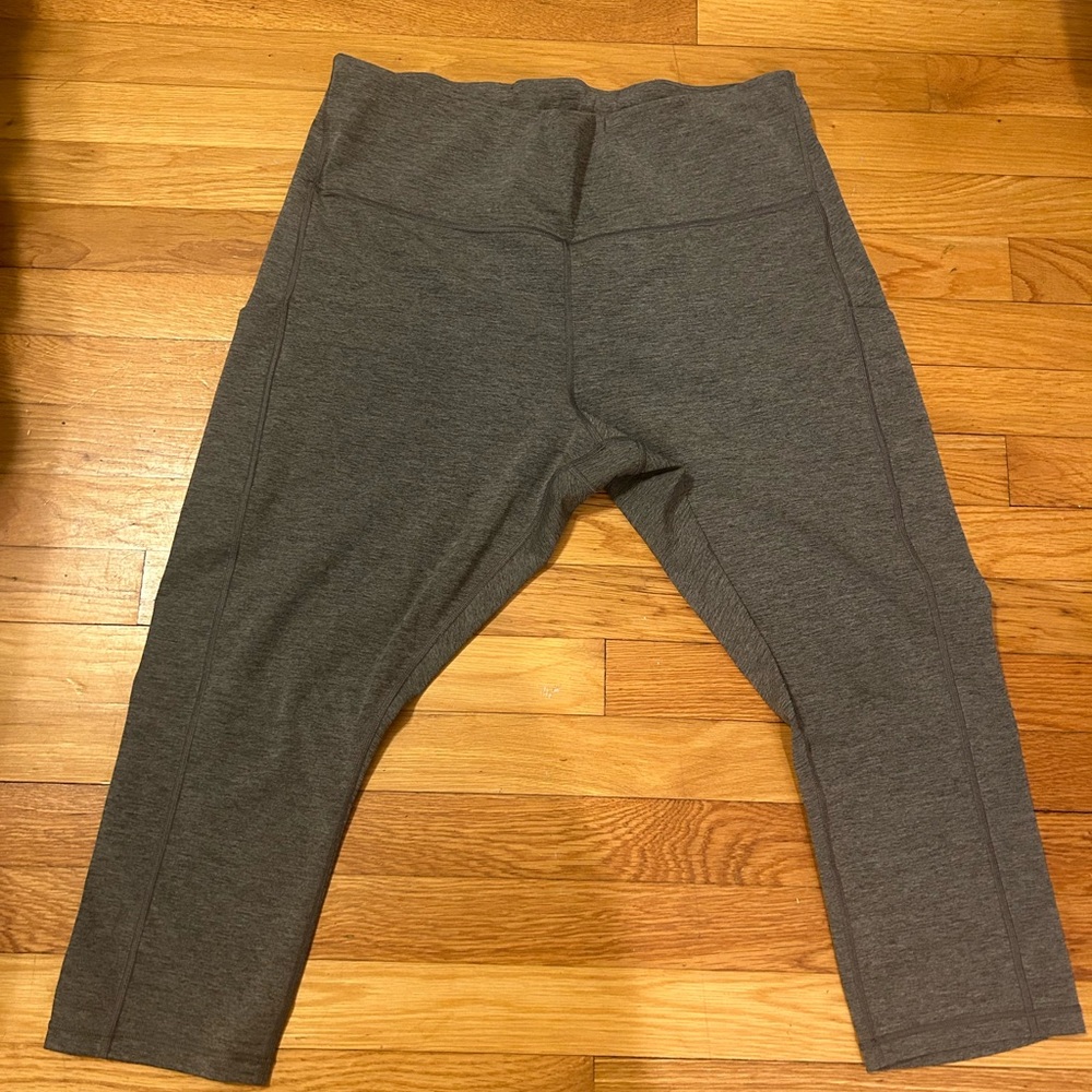 Like new Athleta 2x Gray Ultimate Stash Pocket Capri Legging